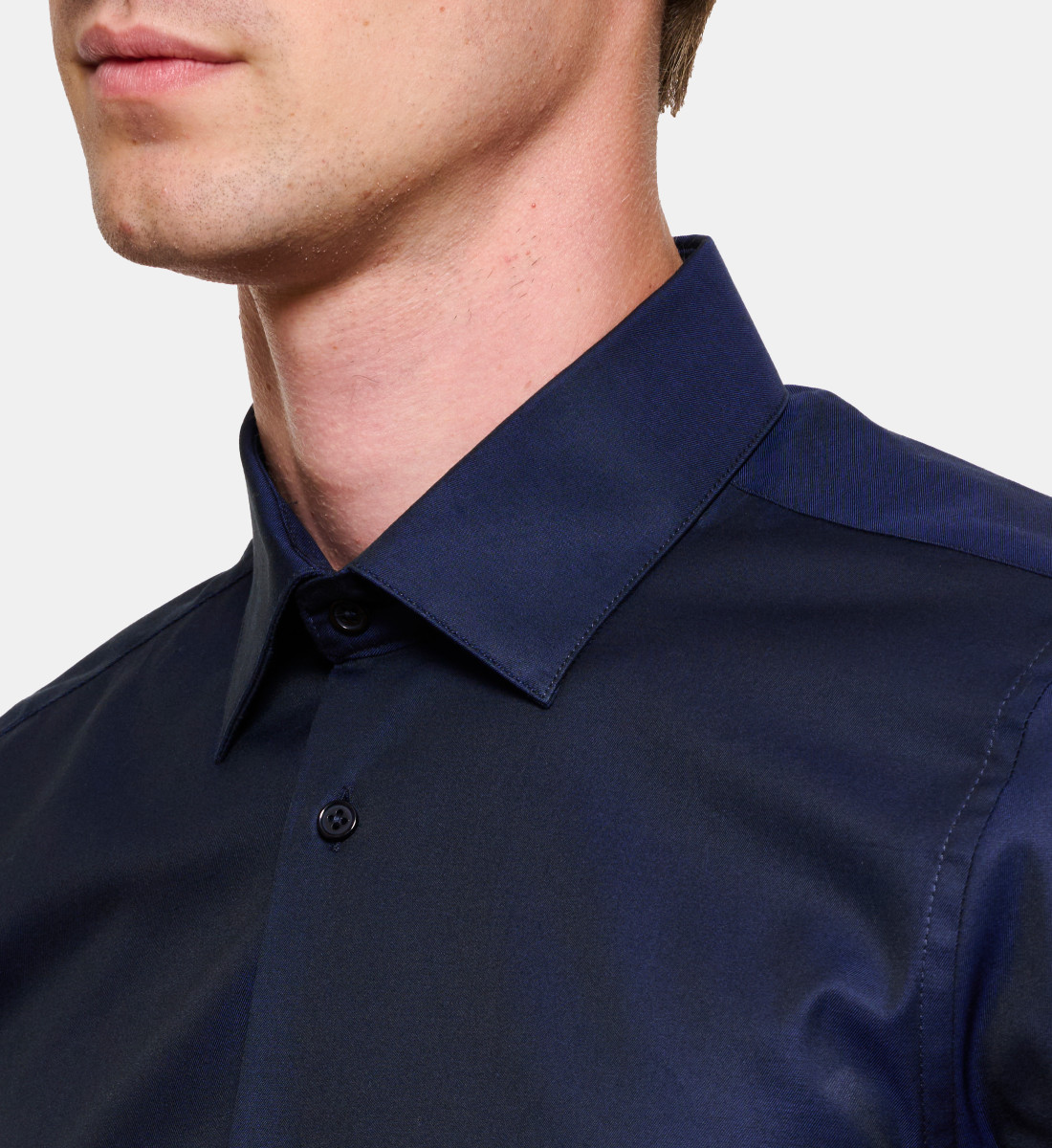 Chemise marine en twill uni coupe cintrée