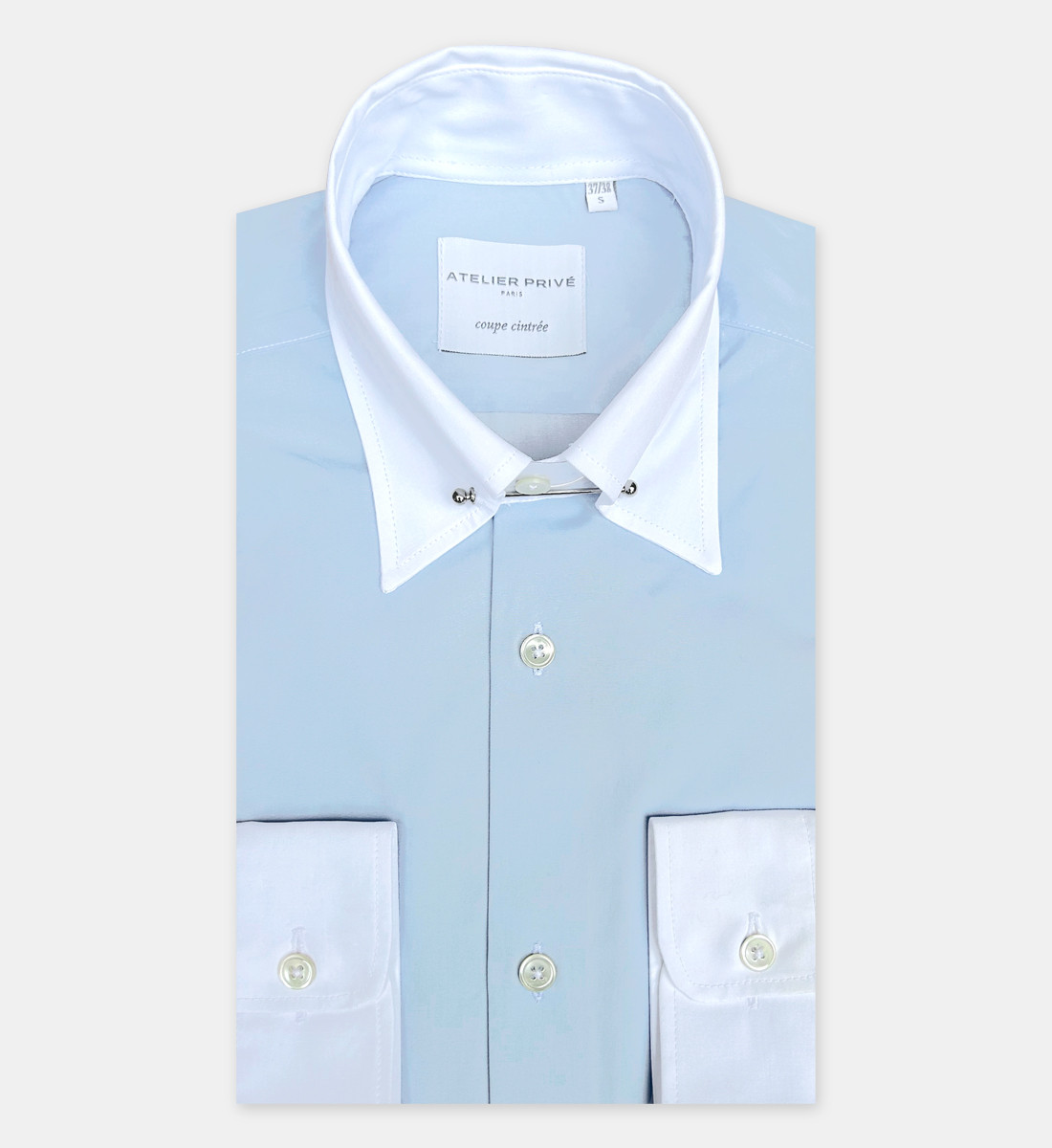 Chemise unie ciel Pin Collar contrasté blanc coupe cintrée